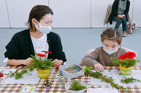 親子2人で制作している様子